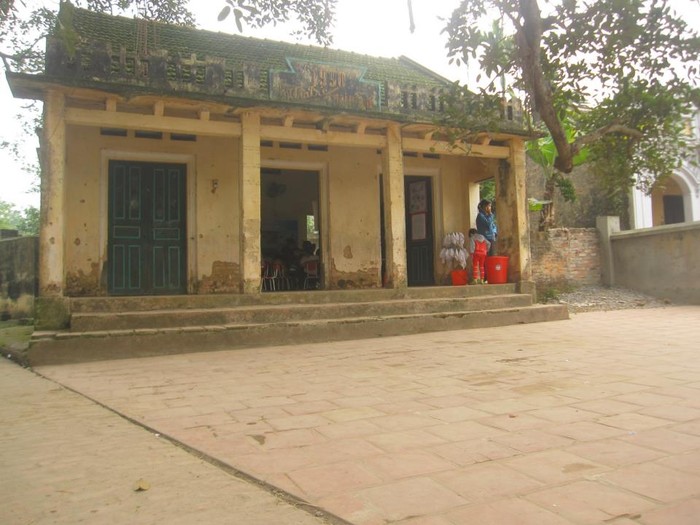 Lớp mẫu giáo nằm ngay bên cạnh đình Tam Giang, ở khu vực đầu làng Nôm.
